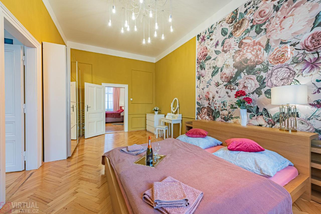 Colorful Wenceslas Square Apartment Praag Buitenkant foto